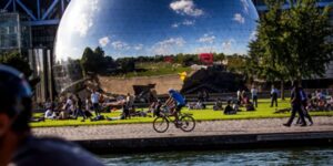 Sport au Parc de la Villette - Vélos au bord du canal devant la Géode
