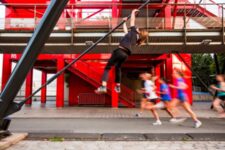 Sport au Parc de la Villette - Coureurs devant une folie