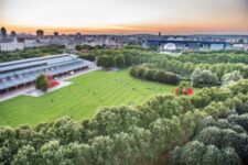 Parc de la Villette - Vue sur la prairie du triangle, sur la grande halle, sur la Géode et sur la Cité des Sciences