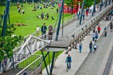 Parc de la Villette - La galerie de l'Ourcq et le pont japonais