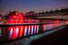 Parc de la Villette de nuit - Folie rouge au bord du canal