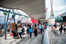 Parc de la Villette - Allée avec foule devant la Grande Halle