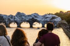 JR - La Caverne du Pont Neuf Paris, 2026 - Visiteurs admirant l'installation au coucher du soleil
