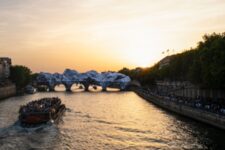 JR - La Caverne du Pont Neuf Paris, 2026 - Bateau sur la Seine au coucher du soleil