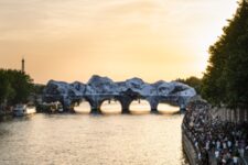 La Caverne du Pont Neuf Paris, 2026 - Foule sur les quais au coucher du soleil