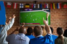Sport bar - Supporters/fans devant un écran - Match de football