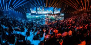 EWC - Esports World Cup 2025 - Public - Lumières bleues et rouges