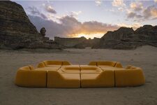 Photo du dossier de presse, un canapé dans le désert, pour le DESIGN DISTRICT – Le laboratoire du design contemporain à Maison&Objet