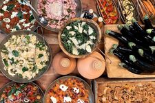 Photo de table avec buffet italien à La Tavola della Famiglia, du restaurant Fi'lia, de l'hôtel Pullman Paris Montparnasse