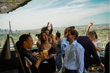 Photo du Corner VIP du Skybar de l'hôtel Pullman Montparnasse, vue de haut avec la Tour Eiffel derrière