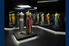 Vue de l'exposition de "La mode en majesté, haute couture et tradition à la cour de Thaïlande"
