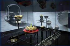 Vue 2 de l'exposition de "La mode en majesté, haute couture et tradition à la cour de Thaïlande"