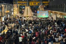 Fan zone coupe du monde de foot 2026 - Communale de Saint-Ouen - Foule dans la halle