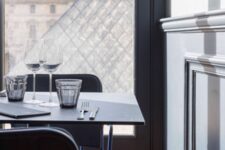 Le nouveau café Richelieu au Louvre, avec vue sur la Pyramide © Philippe Vaurès