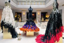 Exposition On Aura Tout Vu : Icônes au Sofitel Le Faubourg - Trois robes dans le lobby