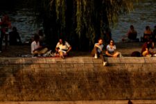 Parisiens sur les bords de Seine - Soir été coucher de soleil