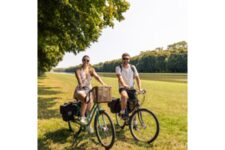 Boutique Tours-A couple in the gardens of Versailles on bikes