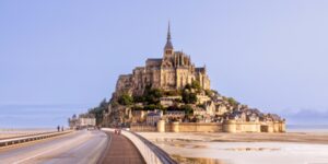 Mont-Saint-Michel - Vue sur le Mont et sur la digue