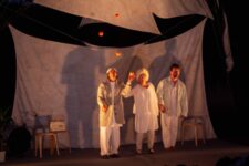Circo Infinito - Scène avec trois artistes et jonglage