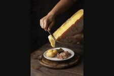 Crowne Plaza Paris-République - raclette | 2000x1330 | ©Crowne Plaza Paris-République