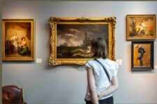 Fine Arts Paris 2025, Vue in situ d'une jeune femme devant des peintures
