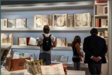 Fine Arts Paris 2025, Vue in situ du public devant des reliures 