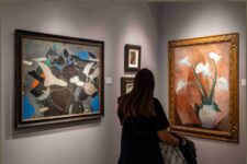 Fine Arts Paris 2025, Vue in situ d'une femme et d'une poussette devant des peintures contemporaines