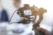 caméra qui filme avec stabilisateur