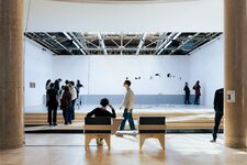 Palais de Tokyo - salle avec rampe accessible de Joseph Grigely