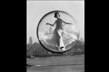 Melvin Sokolsky, Over New York, 1963, Image appartenant à la série Bulle, créée pour Harpers's Bazaar