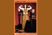 Affiche de l'exposition "Camille Vivier", Deborah Standing in Freud's cabinet, 2023
