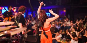 Spectacle avec chanteuse devant le public