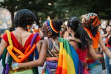 Gay pride - Groupe avec drapeaux arc-en-ciel