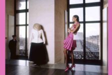 Julio Donoso - photographie d’un mannequin vêtu d’une robe Christian Dior par Marc Bohan, devant le tailleur Bar à l’occasion de l’exposition «Hommage à Christian Dior – 1947-1957» au musée des Arts décoratifs, 1987