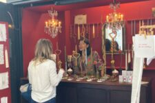 Point d'information touristique - Kiosque Romea e Giulietta - Intérieur avec Raffaella