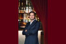 Le Camondo - Guillaume Bénard devant le bar