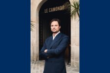 Le Camondo - Guillaume Bénard devant l'entrée