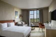 CrownePlaza_ParisMLV_King_Premium_sofa_golf_view 