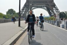 Holland Bikes Tours & Rentals - location de vélos devant la tour Eiffel 