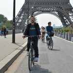 Holland Bikes Tours & Rentals - location de vélos devant la tour Eiffel 