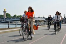 Holland Bikes -  Groupe suivant sa guide à vélo le long de la Seine