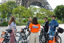 Holland Bikes -  Présentation de l’itinéraire par la guide au pied de la tour Eiffel 