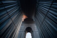 Christo et Jeanne-Claude L'Arc de Triomphe, Emballé, Paris, 1961-2021