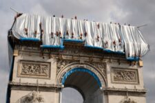 Des panneaux de tissu sont déployés devant les murs extérieurs de l'Arc de Triomphe - Paris, le 12 septembre 2021