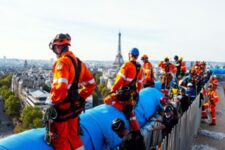 Des panneaux de tissu sont déployés devant les murs extérieurs de l'Arc de Triomphe - Paris, le 12 septembre 2021