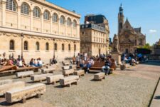 Etudiants se relaxant près de l’université de la Sorbonne
