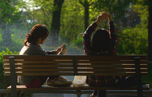 Se reposer sur un banc et surfer sur le web © DR