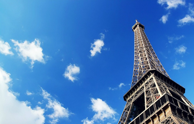Tour Eiffel pointe et ciel © DR