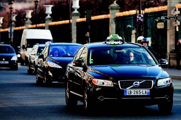 Voiture de taxi parisien nouvelle signalisation